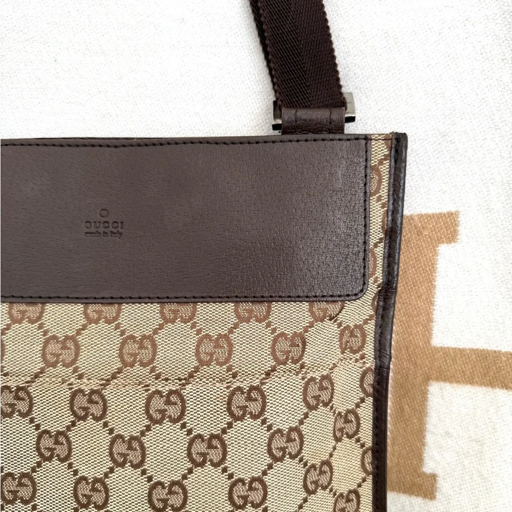 Authentic Gucci GG Canvas Flat Messenger Bag brown monogram canvas